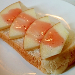 ストロベリーソース＆バニラシュガーで　林檎食パン